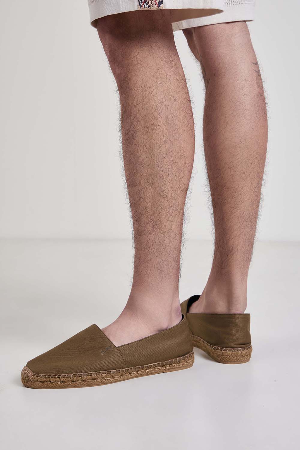 תמונת כל הלוק של נעלי אספדריל